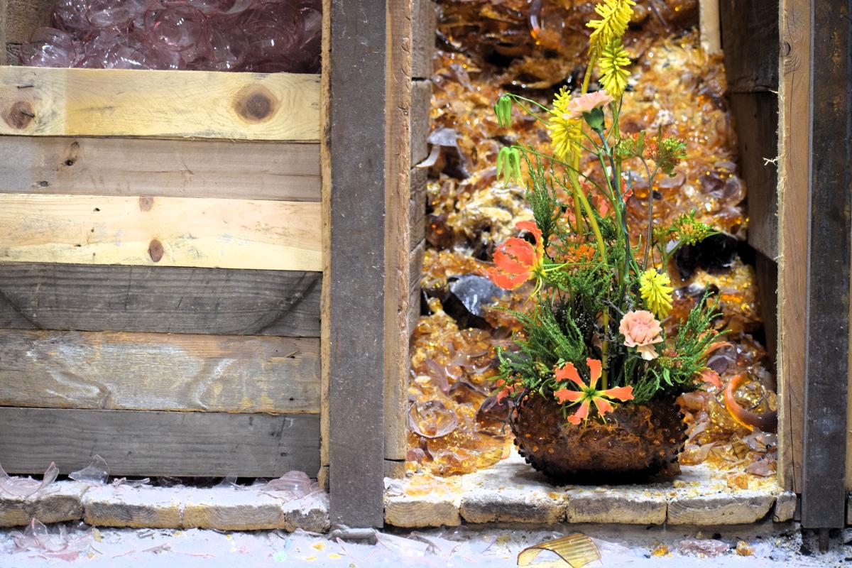 17h Flowers and glass or Karolína in the box