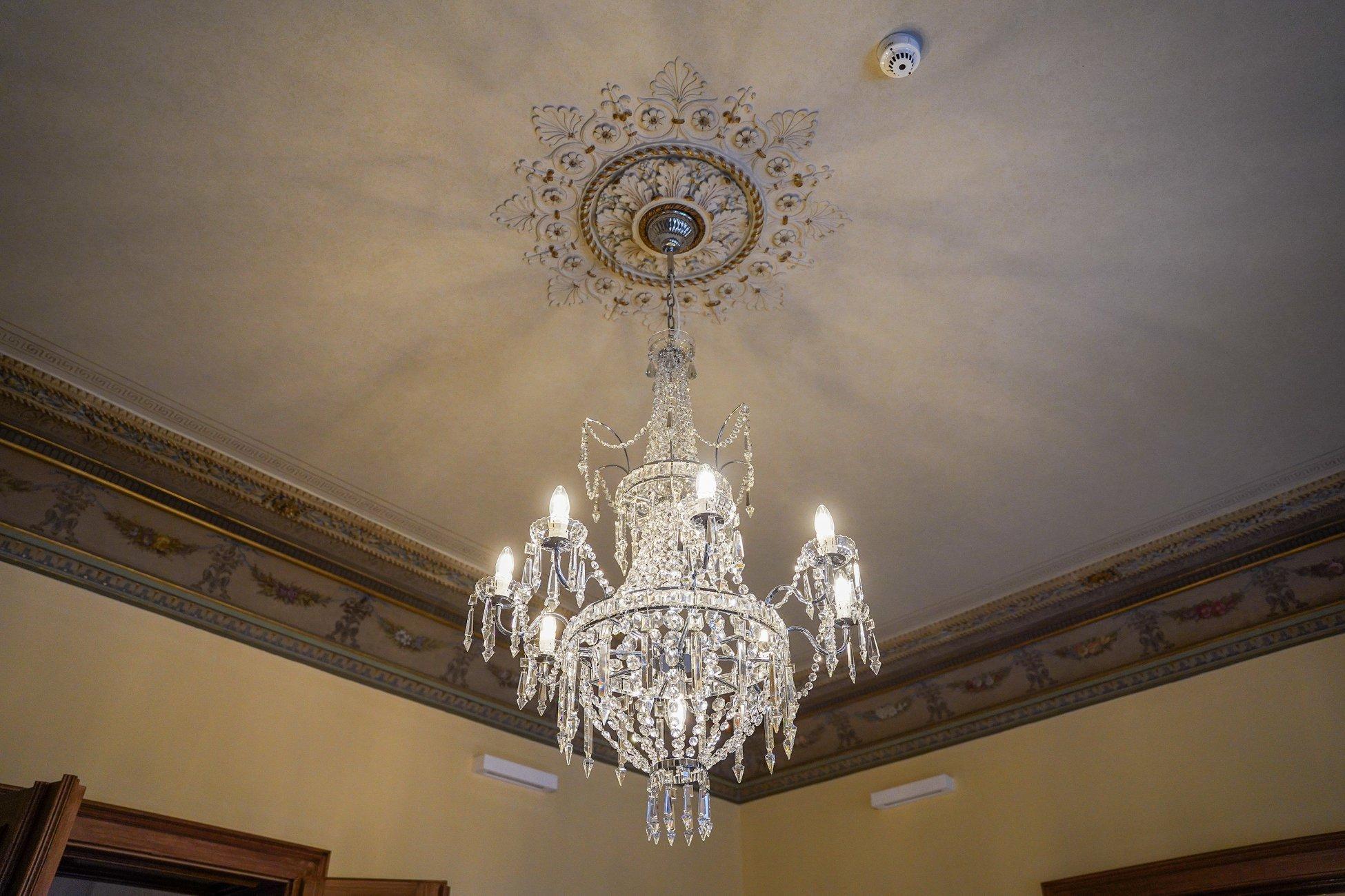 Obrázek v galerii pro Guided tour about the restoration of chandeliers in Liebieg Palace